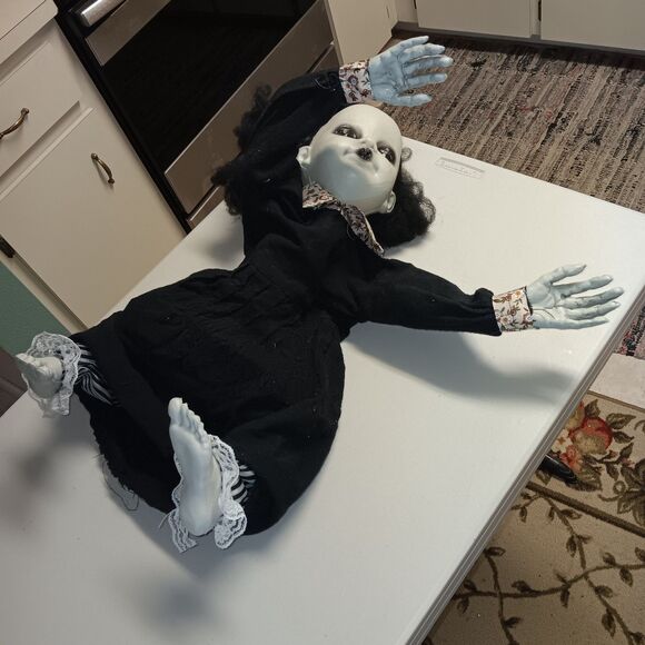 Creepy Dawn the Animated Crawling Zombie Girl Indoor or Covered Outdoor Appx 26" - Picture 4 of 13